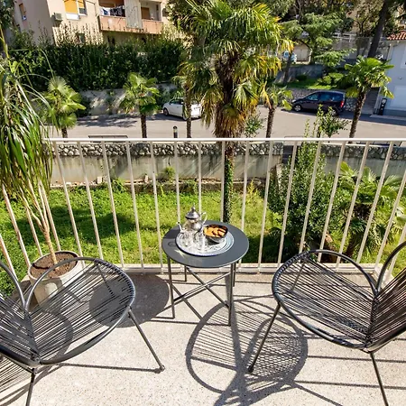 Balcony Pampas By Book-rijeka *