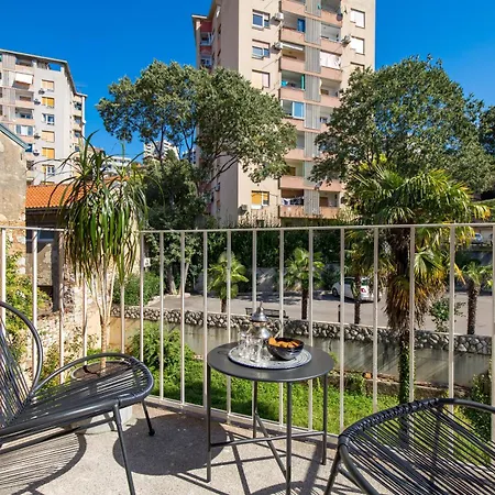Balcony Pampas By Book-rijeka * 리예카