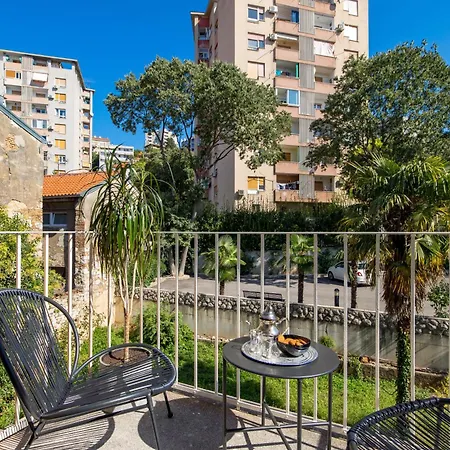 Balcony Pampas By Book-rijeka